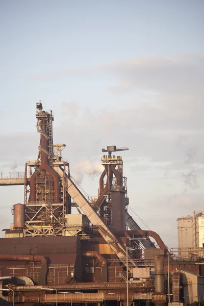 Тяжелая металлургия на металлургическом заводе — стоковое фото