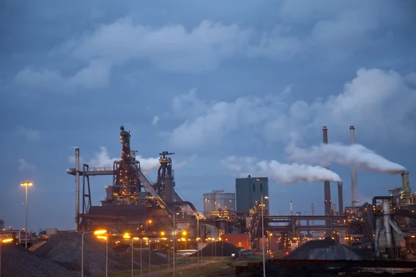 Тяжелая металлургия на сталелитейном заводе ночью — стоковое фото