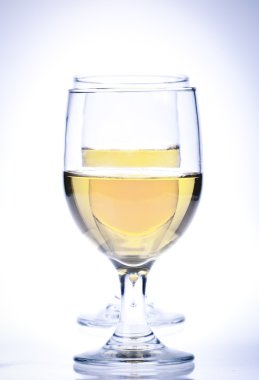 iki beyaz şarap bardakları