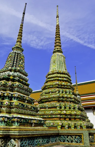 Barevné thajské wat chrám v Bangkoku — Stock fotografie