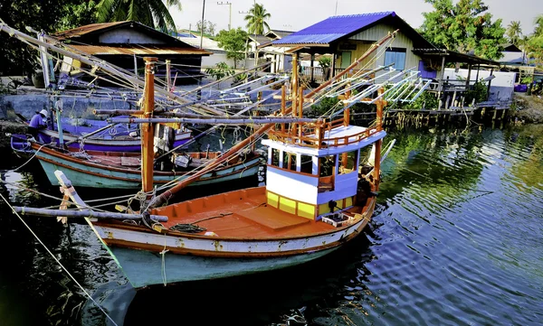 Bateaux de pêche thaïlandais colorés — Photo