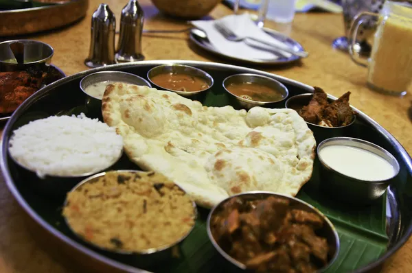 Bandeja de comida indiana tradicional — Fotografia de Stock