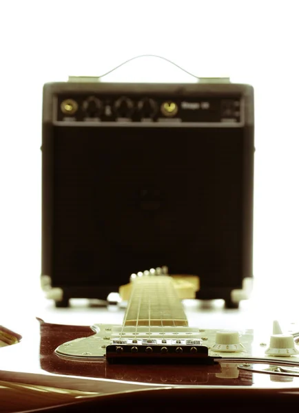 Guitarra elétrica retro e amplificador — Fotografia de Stock