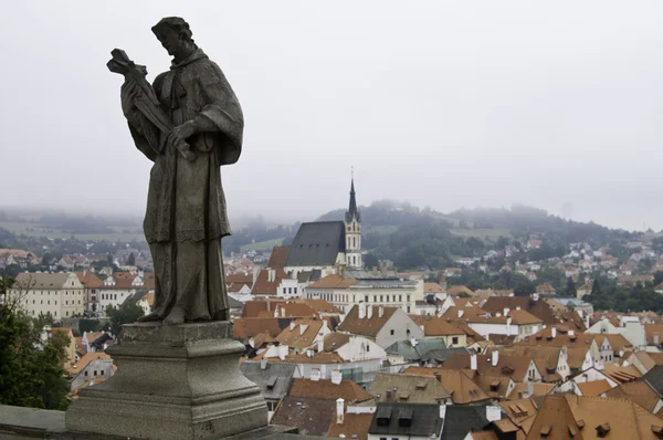 Náboženské socha s výhledem na evropská města — Stock fotografie