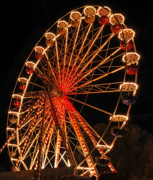 Illuminated ferris wheel at night — Stock Photo, Image
