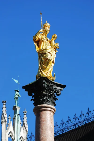 Altın heykel — Stok fotoğraf