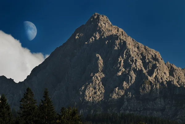 Μισό φεγγάρι σε ένα βουνό — Φωτογραφία Αρχείου