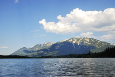 Karwendel'de dağ gölü