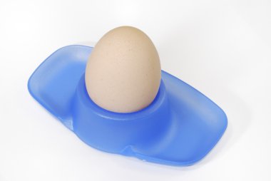 içinde mavi bir eggcup yumurta