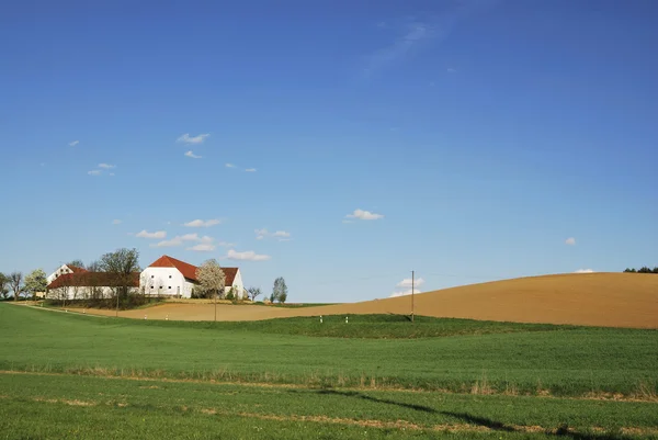 Одинокий фермерский дом — стоковое фото