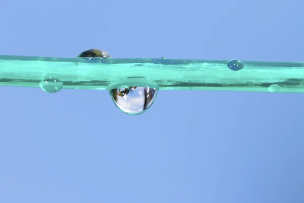 Gotas em um varal — Fotografia de Stock