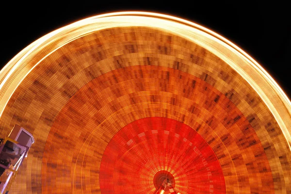 Roda gigante iluminada à noite — Fotografia de Stock