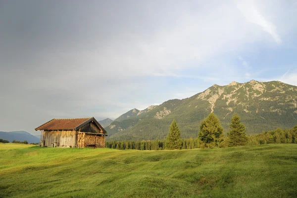 Alpejskie stodoła — Zdjęcie stockowe