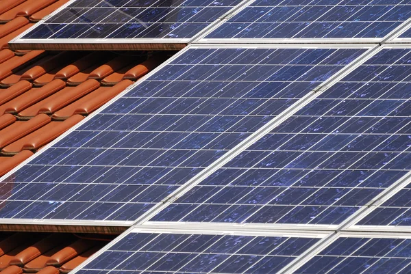Dach z paneli słonecznych — Zdjęcie stockowe