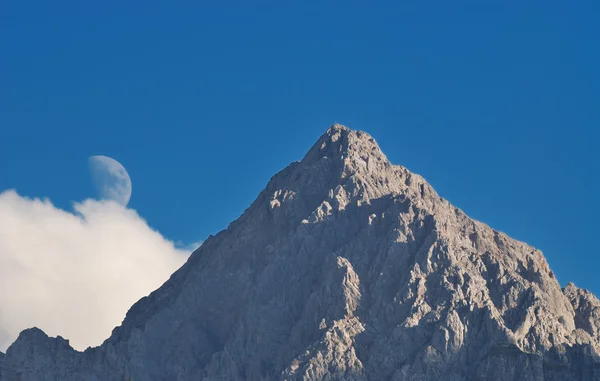 Mezza luna su una montagna — Foto Stock
