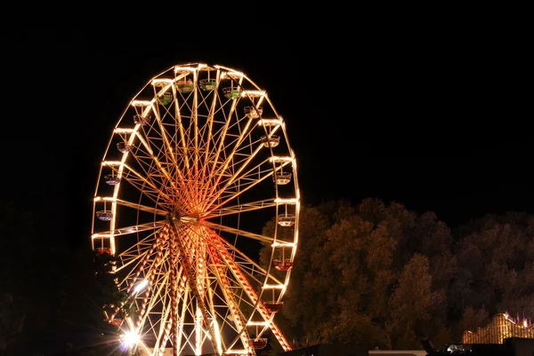 Большое колесо ночью — стоковое фото