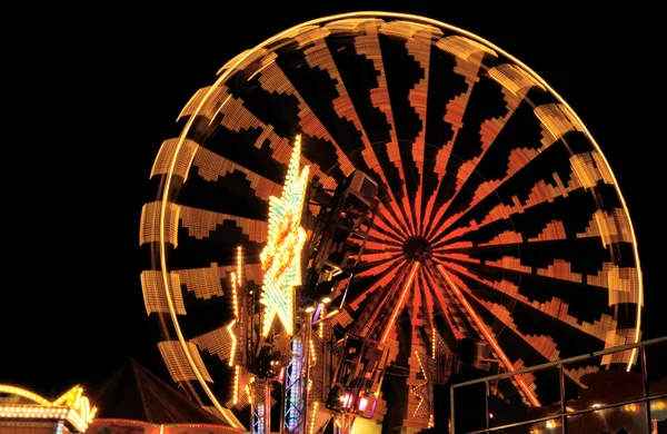 Иллюминированное колесо обозрения ночью — стоковое фото