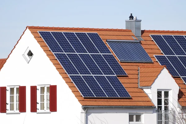 Ev yenilenebilir enerji sistemi ile — Stok fotoğraf