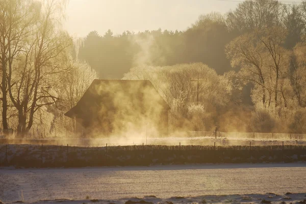 Mglisty zimowy poranek z stary dom — Zdjęcie stockowe