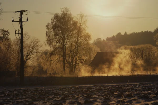 家の古い冬の霧の朝 — ストック写真