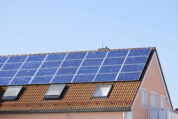 Dach domu z paneli słonecznych — Zdjęcie stockowe