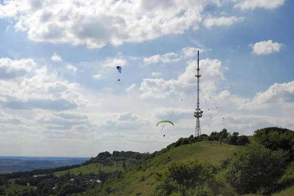 Paragliding and Telecommunication — Stock Photo, Image