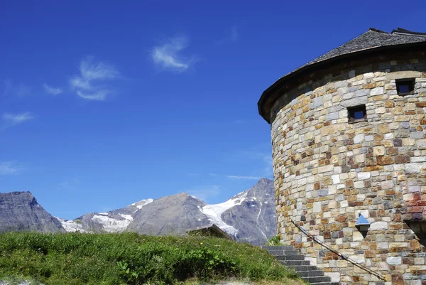 Вежа в Альпах — стокове фото
