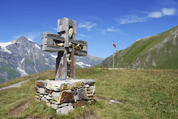 Cross on a moutain — Stock Photo, Image