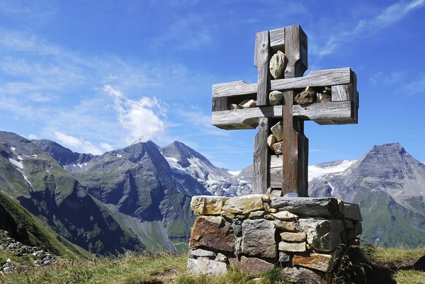 Kruis in de Alpen — Stockfoto