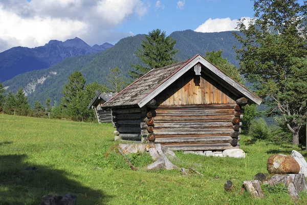Scheune in den Alpen — Stockfoto
