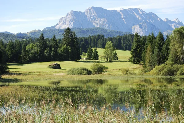 阿尔卑斯山中的湖泊 — 图库照片