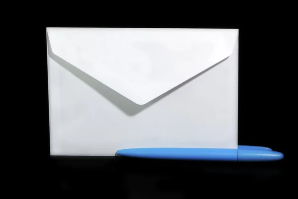 Письменный конверт и биро — стоковое фото