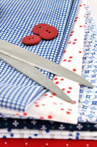 Nożyczki na włókienniczych — Zdjęcie stockowe