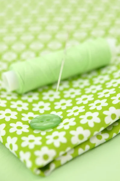 Швейні вироби на квітковій тканині — стокове фото