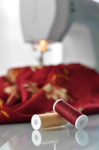 Швейная машина и катушки — стоковое фото