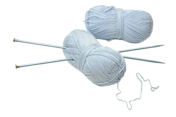 Agulhas de tricô e lã azul — Fotografia de Stock