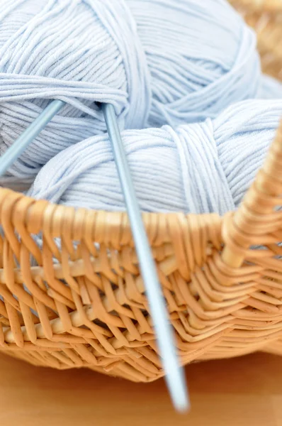 Aiguilles à tricoter et laine bleue — Photo