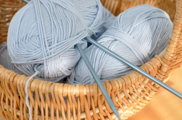 Agulhas de tricô e lã azul — Fotografia de Stock