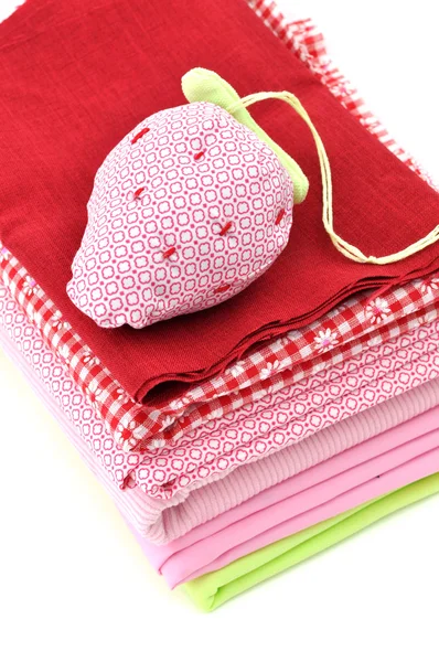 PINCUSHION in te stellen op een stapel van textiel — Stockfoto
