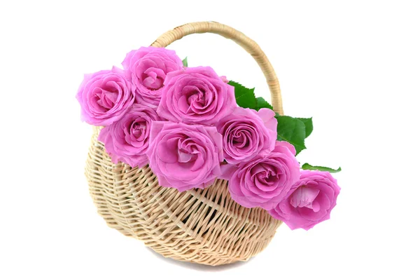 Ροζ τριαντάφυλλα σε ένα καλάθι λυγαριά — Φωτογραφία Αρχείου