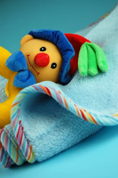Cobertor de bebê e brinquedo — Fotografia de Stock