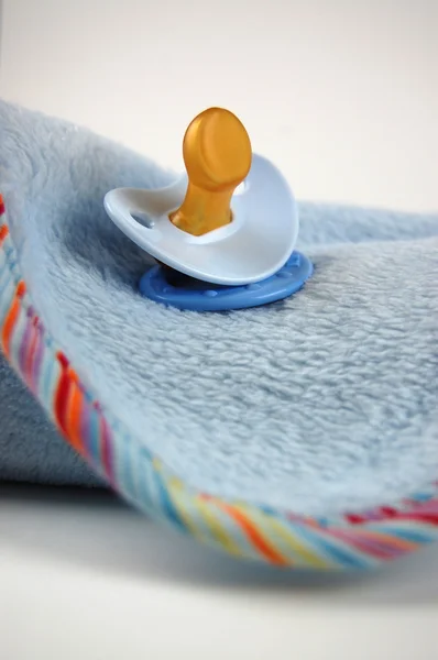 Cobertor de bebê e chupeta — Fotografia de Stock
