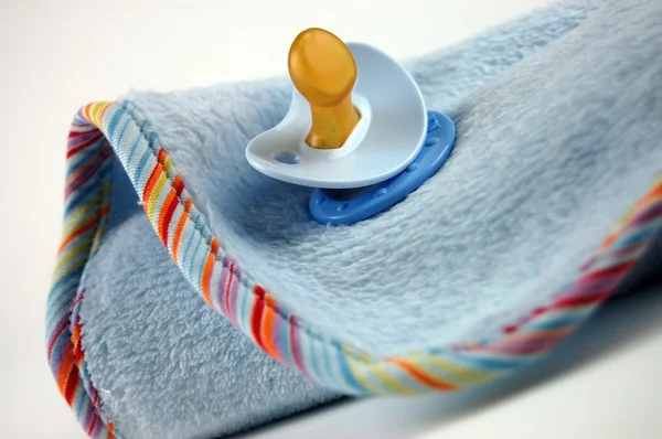 Bebek battaniyesi ve emzik — Stok fotoğraf