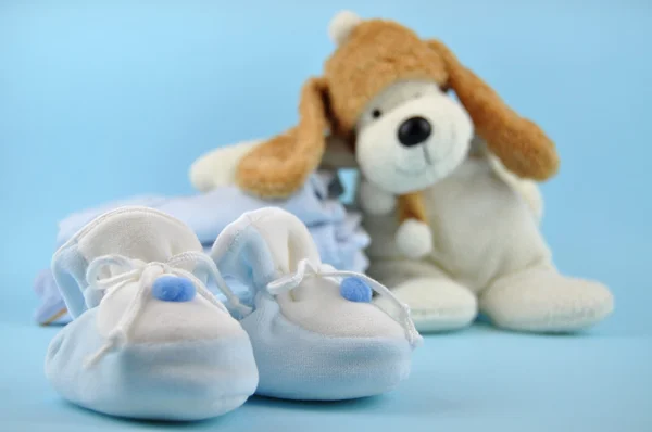 宝宝拖鞋和玩具狗 — 图库照片