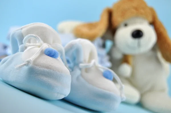 Zapatillas de bebé y perro de juguete —  Fotos de Stock