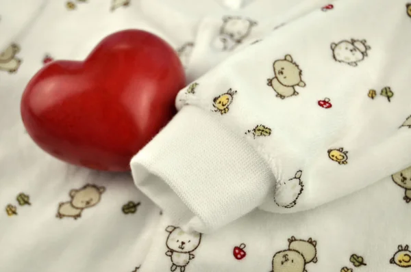 Κόκκινο καρδιά στα πουλόβερ μωρό — Φωτογραφία Αρχείου
