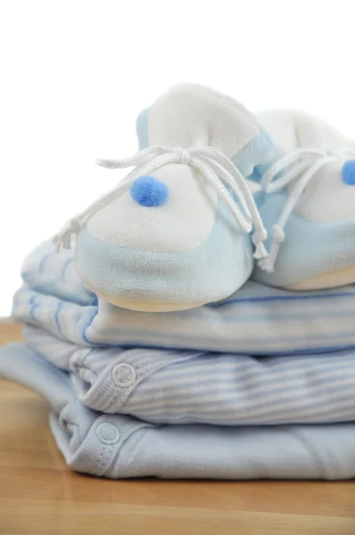 Chaussures de bébé bleu sur les vêtements de bébé — Photo