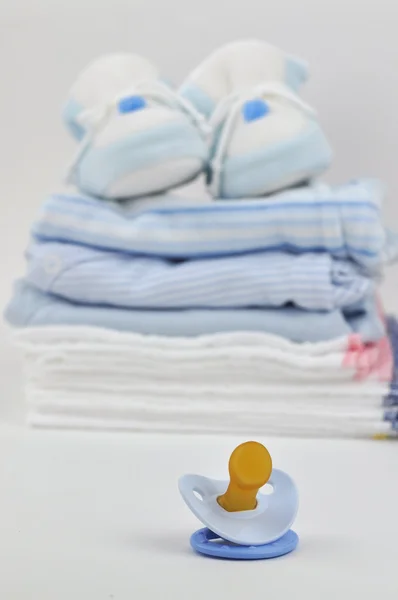 Chupete y ropa de bebé azul — Foto de Stock
