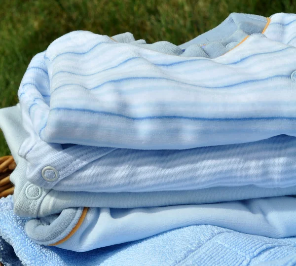 Stapel van blue babykleding — Stockfoto