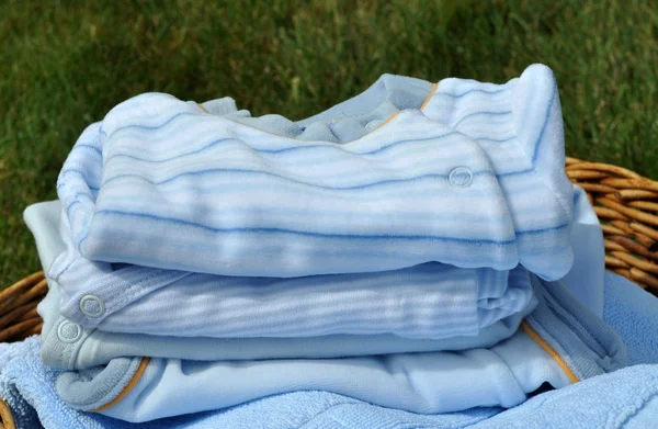 Куча голубой детской одежды — стоковое фото